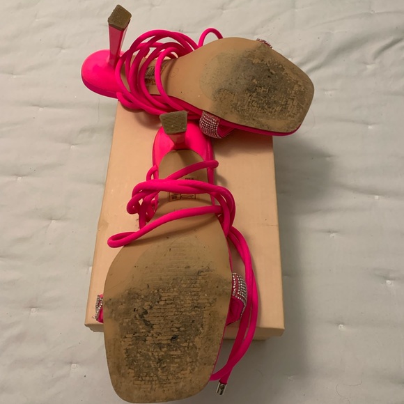 Hot Pink MISS LOLA size 7( Worn Once ) on NyE it’s so beautiful ❤️ - Picture 5 of 6